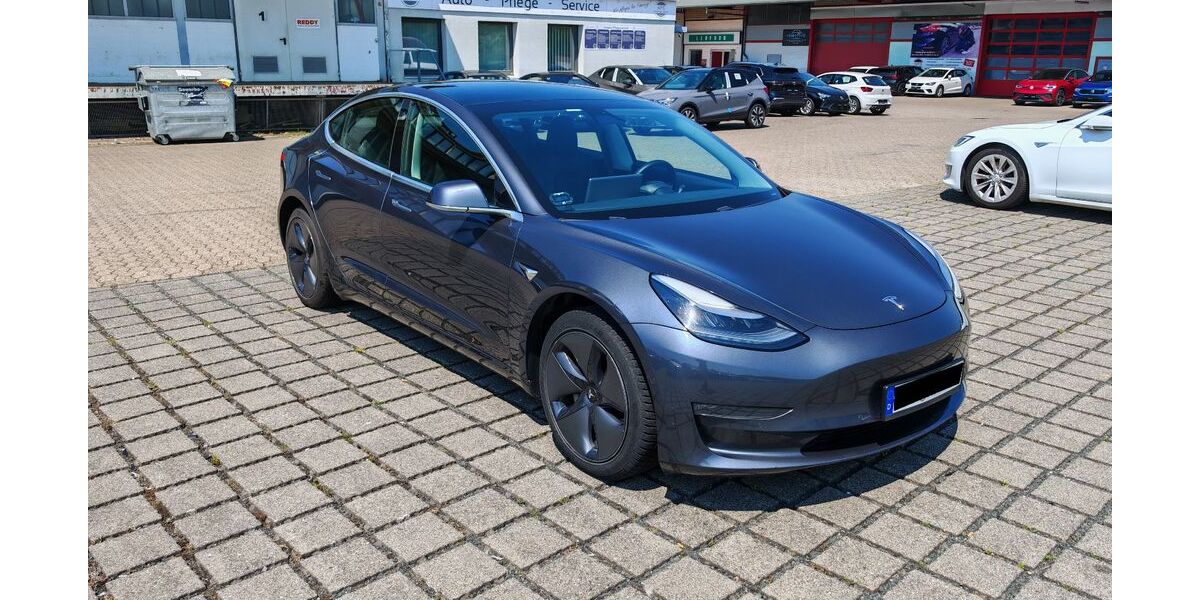 Tesla Model 3 232.374 km 17.470 &euro; Braunschweig 38112